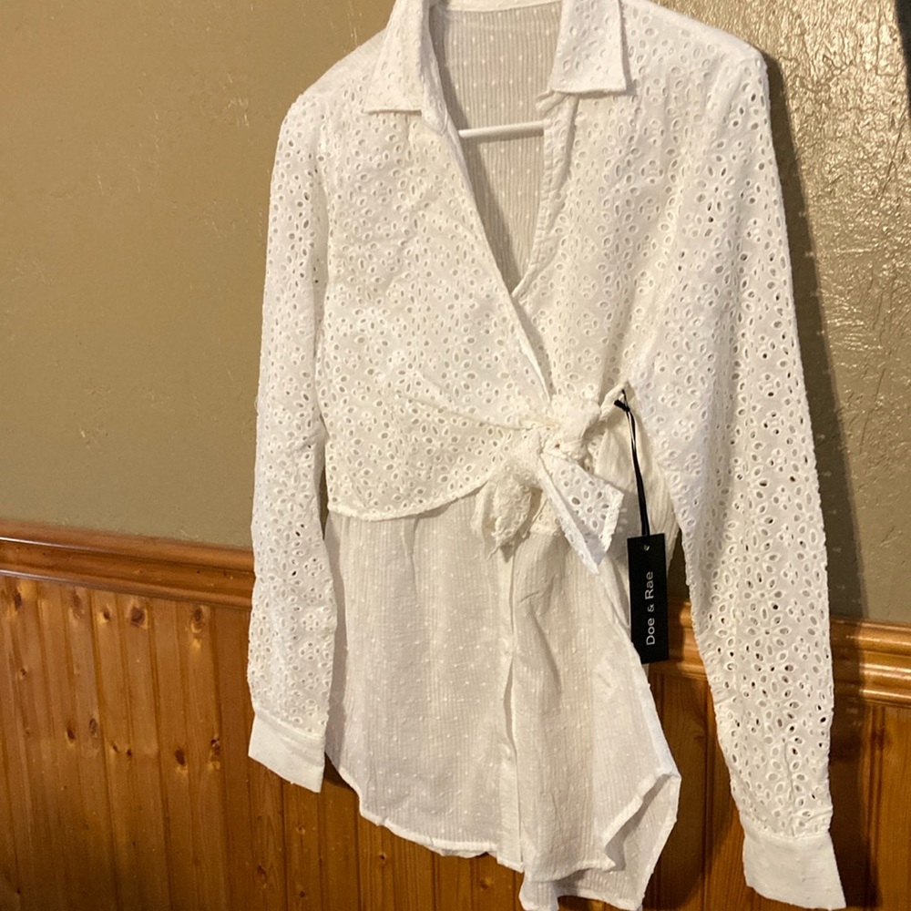 Doe & Rae White Long Sleeve Asymmetrical Blouse